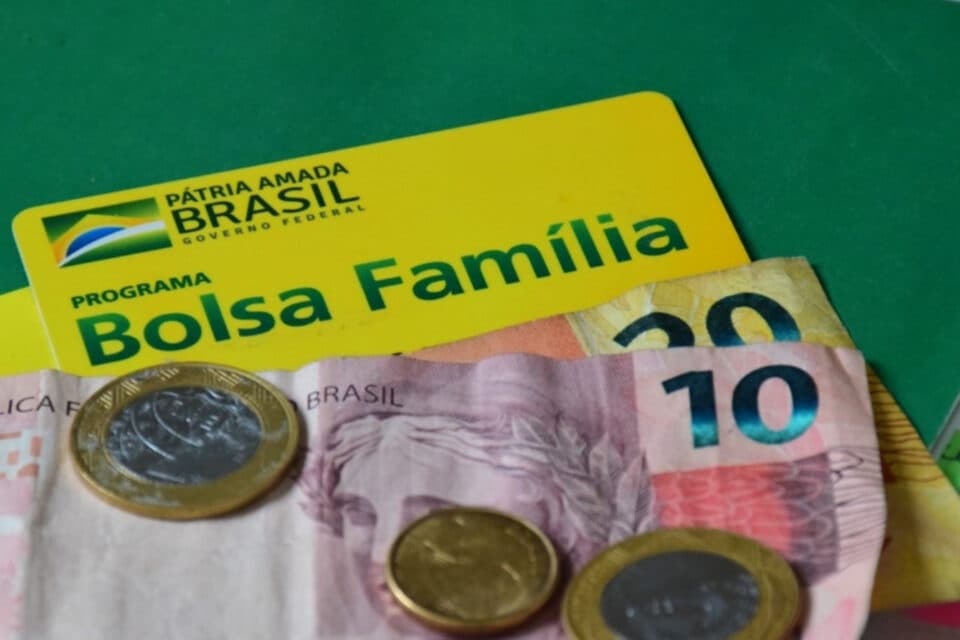 Governo avalia pagar R$400 até o fim de 2022 em Bolsa Família e auxílio emergencial