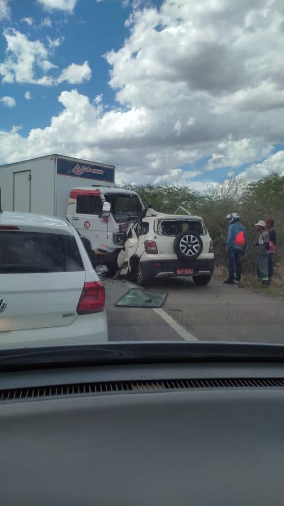 FOTO E VÍDEO: Grave acidente entre caminhão e carro acontece na BR-304