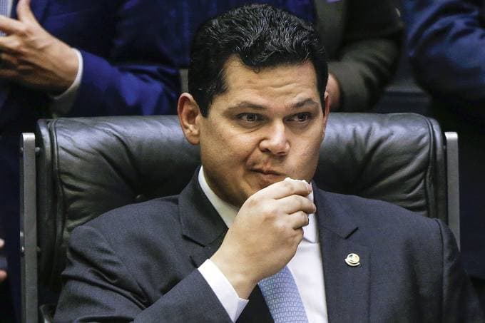 Alcolumbre joga sabatina de Messias para escanteio e detona omissão de Lula