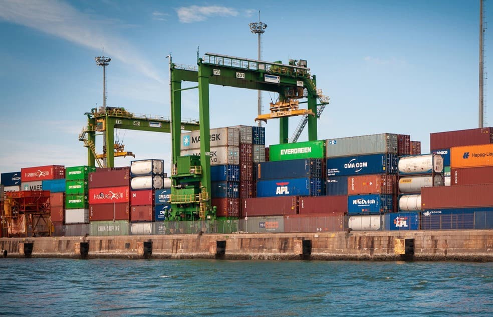 Balança comercial brasileira tem superávit recorde de US$ 56,4 bilhões no ano