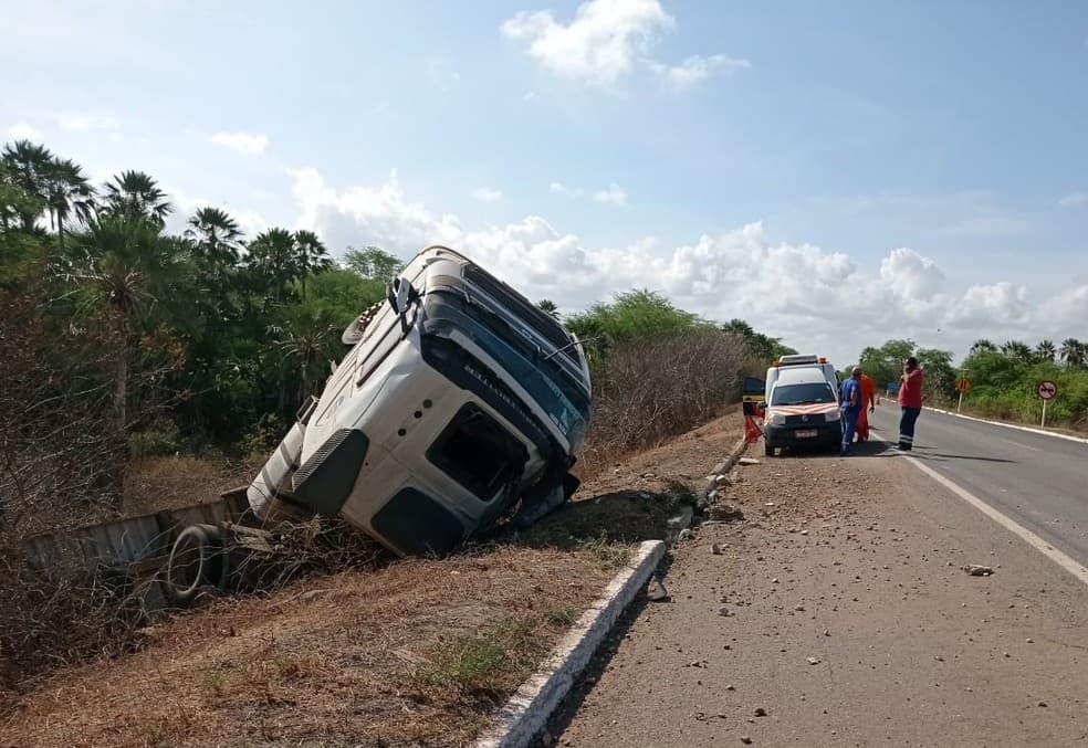 Carreta carregada de melancias capota na BR-304 em Mossoró