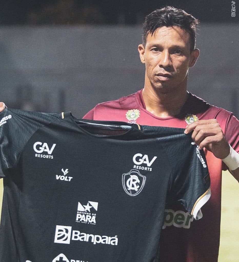 SUPERAÇÃO: Goleiro volta a atuar após morte da mãe por covid, leva nove gols, mas é ovacionado pela torcida adversária