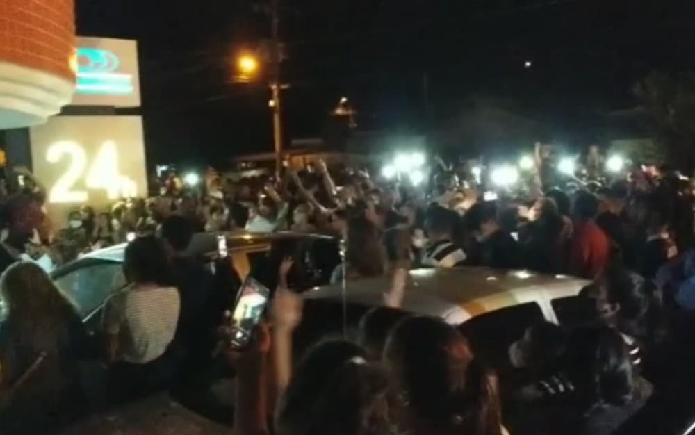 Corpo de pastor que escreveu que ressuscitaria é enterrado após três dias; multidão acompanhou cortejo