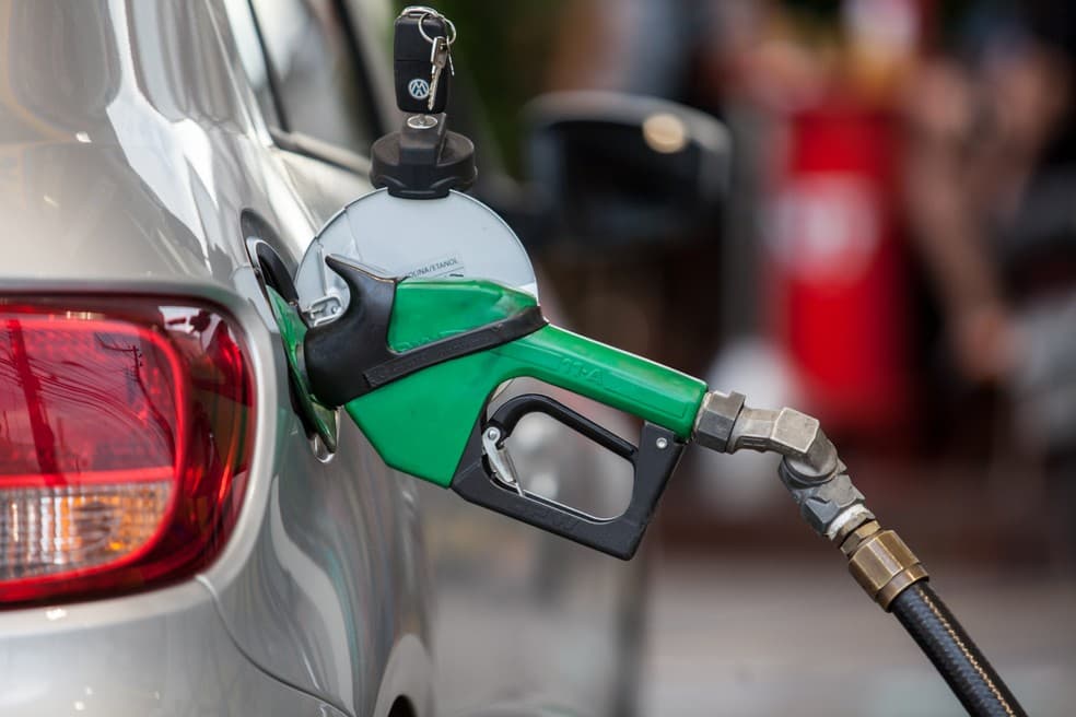 Gasolina sobe 0,4% e gás de cozinha chega a R$ 135 após reajuste da Petrobras