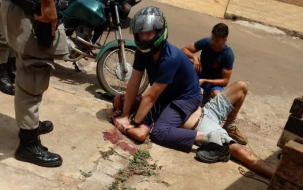 FOTOS: Jovem imobiliza pai para evitar que mãe fosse agredida