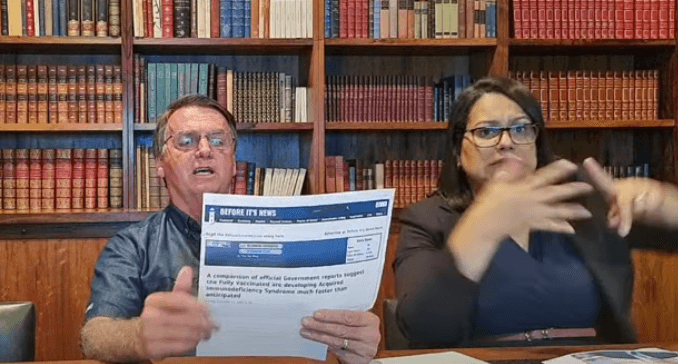 YouTube retira live de Bolsonaro do ar por associar vacinas da Covid-19 à Aids e suspende canal por uma semana