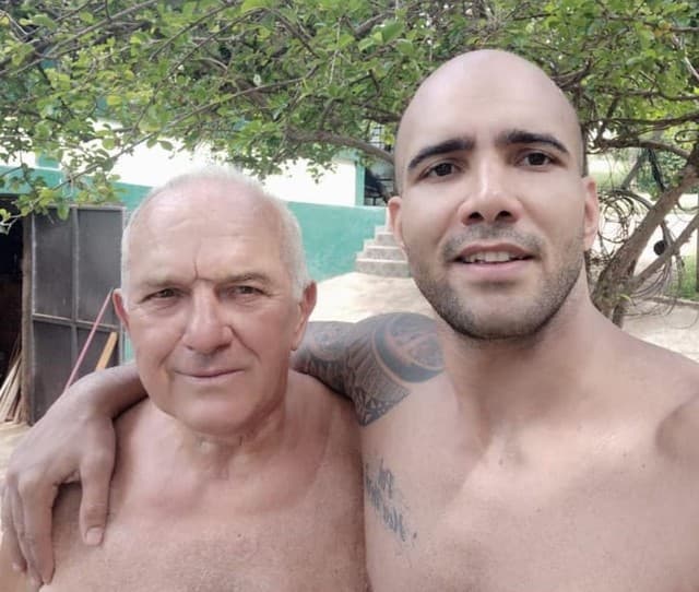 Lutador de MMA é ‘blindado' pela família e só sabe da morte do pai após ganhar título mundial e prêmio milionário nos EUA: "Dia mais feliz e triste"