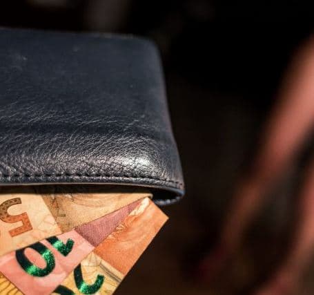 Homem casado gasta quase R$ 6 mil em casa de prostituição e chama mãe para pagar dívida