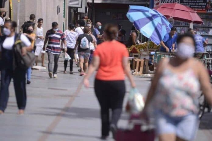Expectativa de vida ao nascer no Brasil mantém trajetória de alta, aponta IBGE