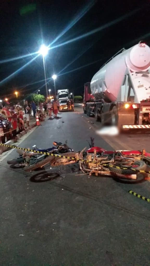 Motos batem de frente e passageiro morre após ser arremessado e atropelado por caminhão no RN