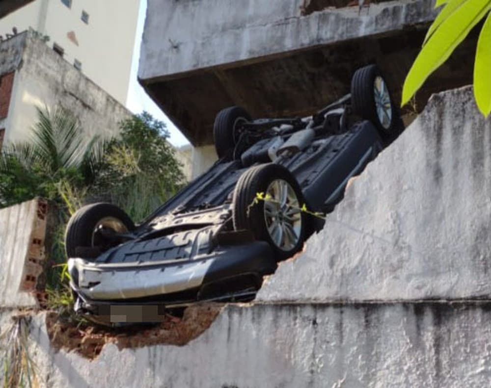 FOTOS: Carro cai de prédio e atinge área de creche-escola