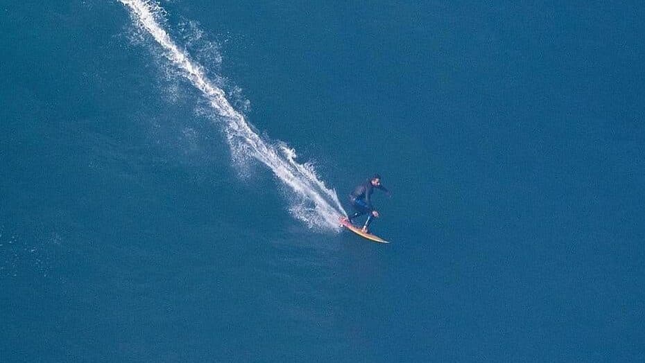 Potiguar Ítalo Ferreira surfa ondas gigantes em Portugal e brinca: ‘Sem seguro de vida’