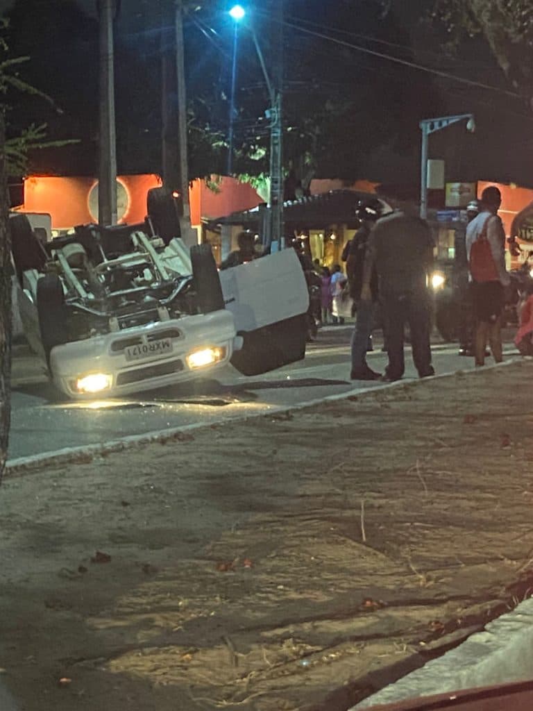 [FOTOS] Grave acidente no cruzamento da Prudente com a Miguel Castro termina com carro capotado