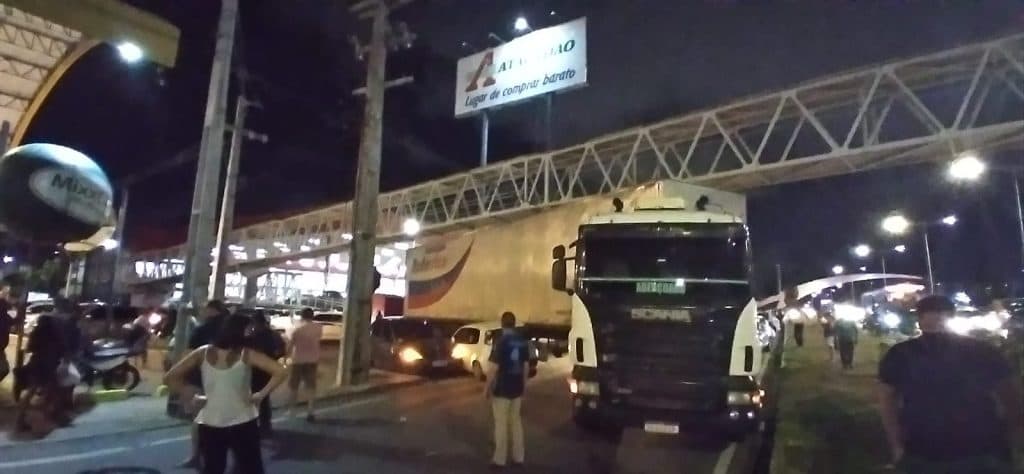 FOTOS: Acidente interdita trânsito na marginal da BR-101, na Zona Sul de Natal