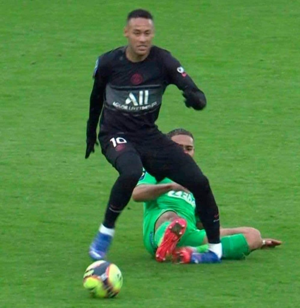 CENAS FORTES: Neymar sofre contusão no tornozelo e deixa jogo do PSG chorando