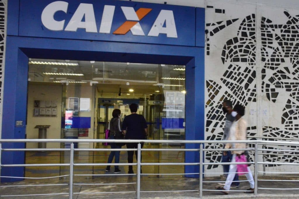Agências da Caixa voltarão a atender no horário normal a partir da próxima terça-feira (23)