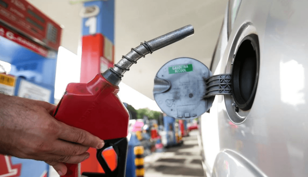 Preço médio da gasolina sobe pela 5ª semana; postos cobram até R$ 7,99