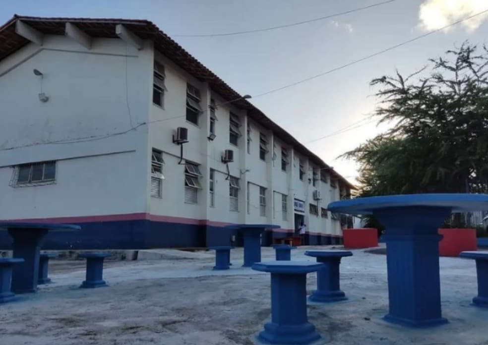 ABSURDO: Professor é afastado após pedir para alunos se beijarem em sala de aula em troca de pontos na média; estudante relata em áudio