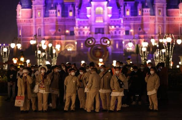 China tranca 34 mil visitantes na Disney de Xangai para fazer testes de Covid