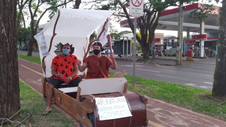 VIRALIZOU: Família circula em carro dos Flintstones em protesto contra preço dos combustíveis