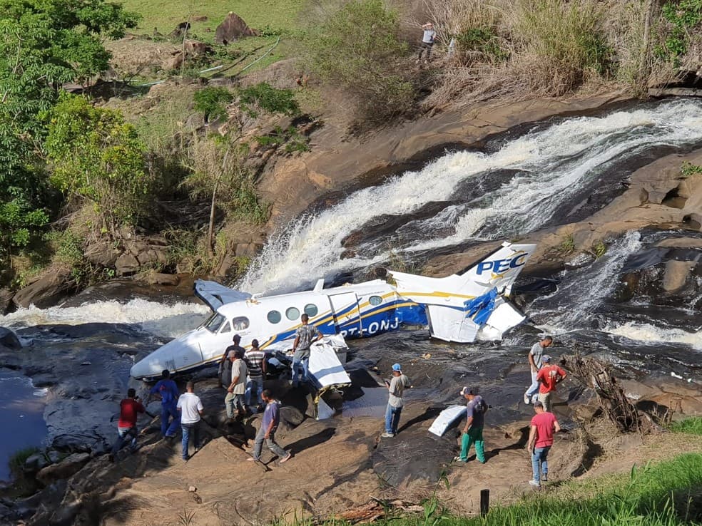 URGENTE: Aeronave com Marília Mendonça e produtor cai em MG