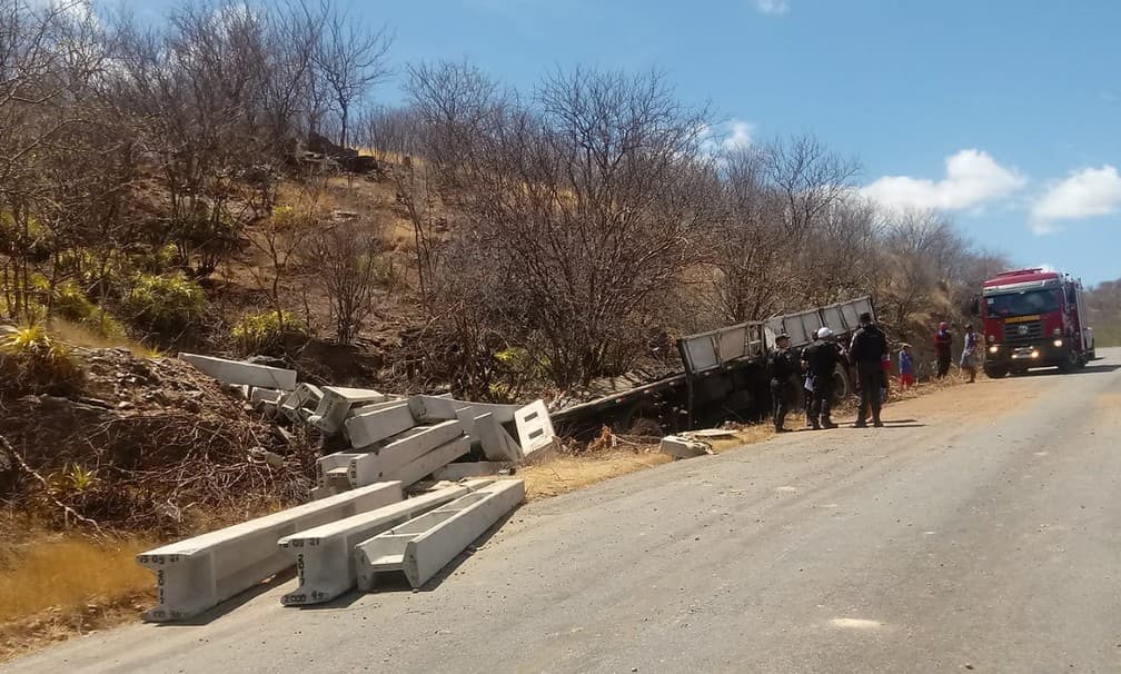 FOTOS: Motorista morre após caminhão tombar e carga de postes esmagar cabine do veículo no interior do RN