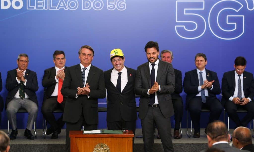 Governo e empresários assinam termo de concessão do 5G; Tecnologia estará disponível em todas as capitais até julho de 2022
