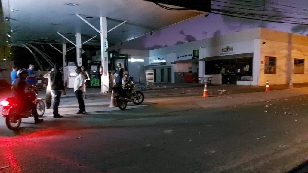 [FOTOS] Bandidos explodem caixa eletrônico em posto do Cidade Satélite