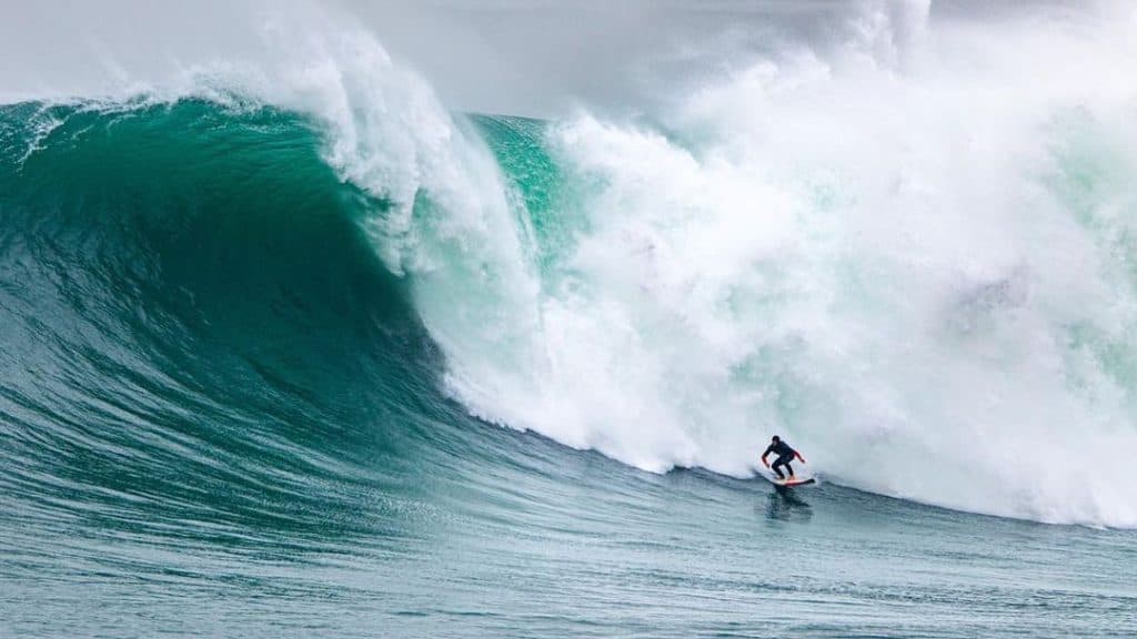 Surfista brasileiro tem orelha rasgada ao pegar onda gigante em Nazaré