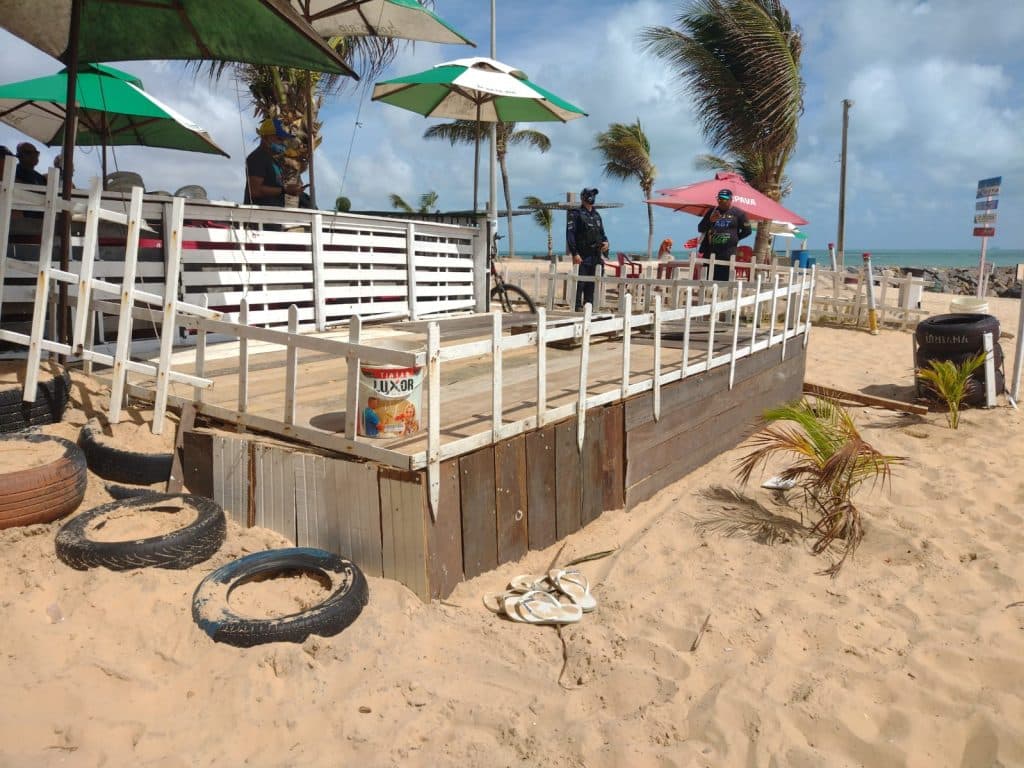 FOTOS: Prefeitura volta a remover barracas irregulares na Praia de Miami