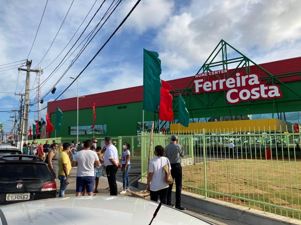 VÍDEO E FOTOS: Loja da Ferreira Costa adia inauguração e aguarda autorização de funcionamento da prefeitura
