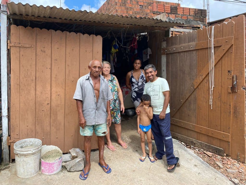 Incorporadora promove ação social e reforma casas de famílias em comunidade de Parnamirim