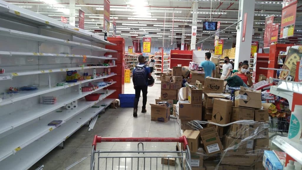 FOTOS: Extra da Maria Lacerda já sem produtos após anúncio de fechamento do supermercado