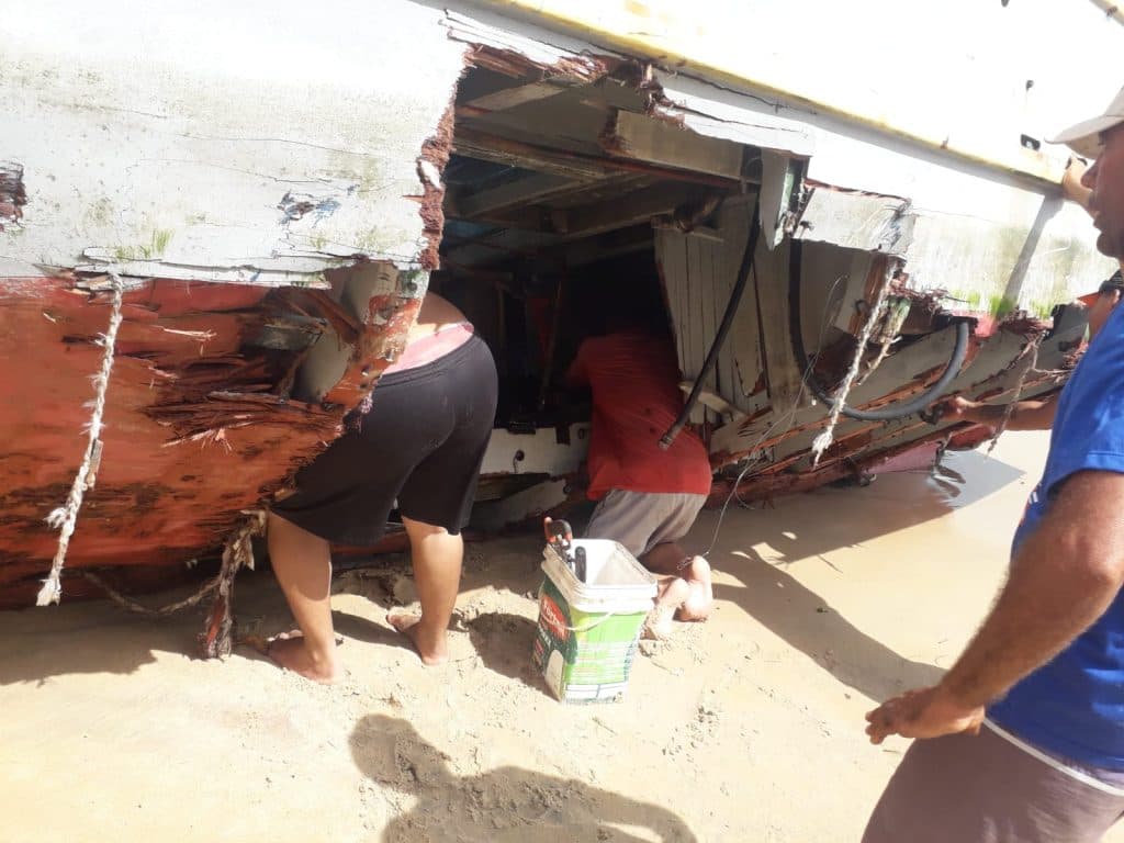 VÍDEO E FOTO: Baía Formosa tem ondas grandes e arrastam barco de pesca