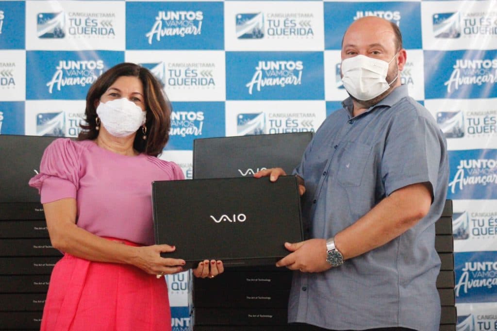 Prefeito Wilsinho entrega 350 notebooks aos professores de Canguaretama, investimento de R$ 2 milhões