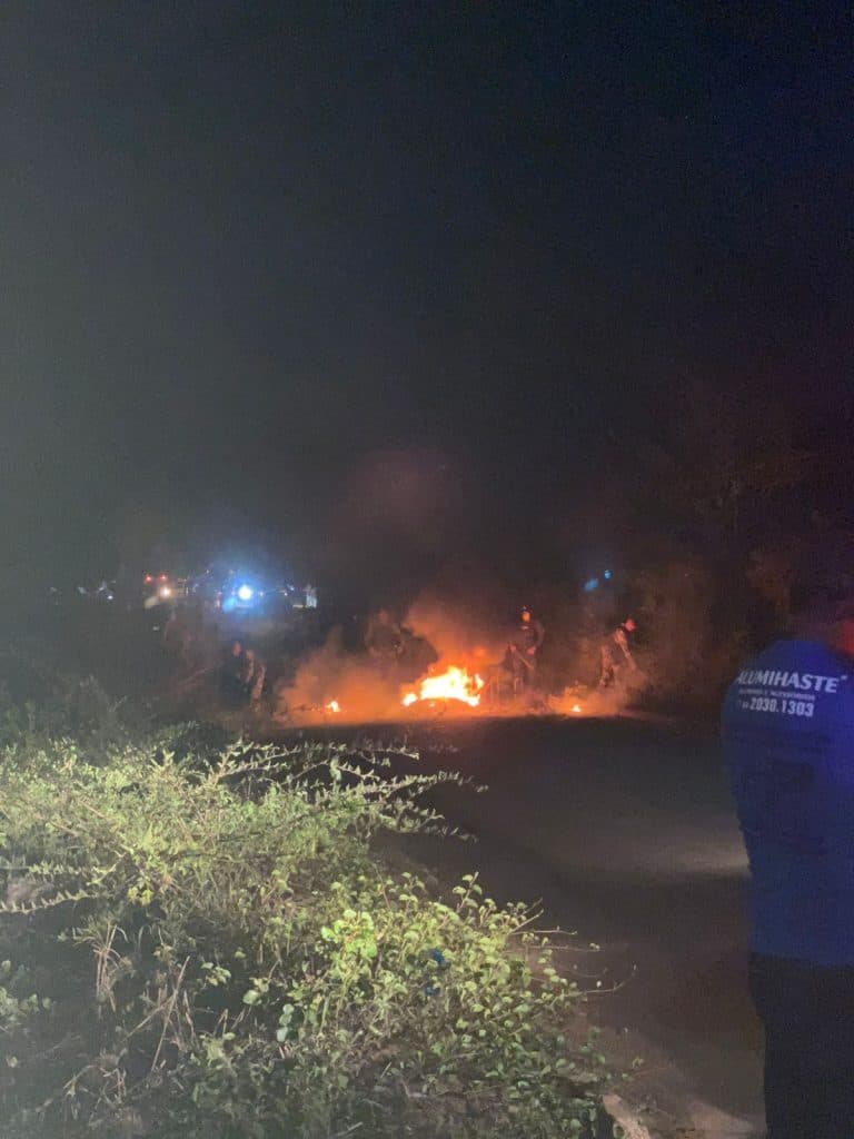[VÍDEOS E FOTOS] REVOLTA: Familiares e amigos de idoso que morreu atropelado em São Miguel do Gostoso bloqueiam estrada e tocam fogo após motorista que atropelou ser solto