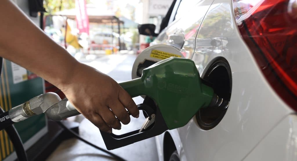 Petrobras reduz preço da gasolina nas refinarias em R$ 0,10 a partir desta quarta (15)