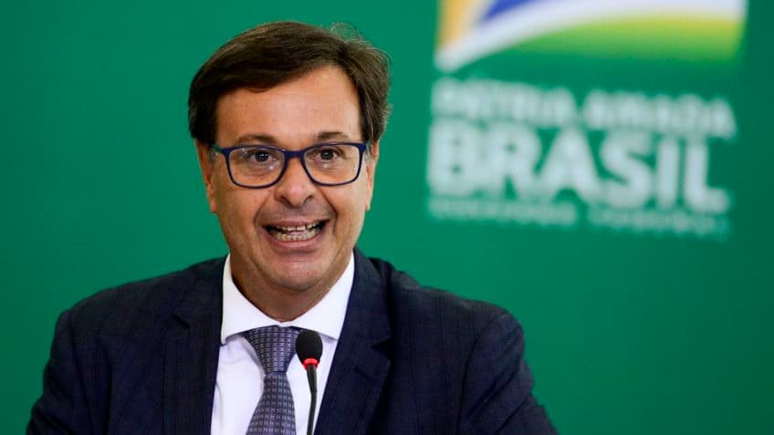 Ministro do Turismo é barrado por não apresentar comprovante da vacina