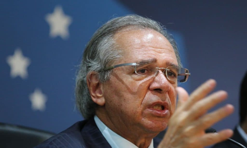 Guedes não vê sentido em reajuste de professores: ‘Ainda estamos em guerra'