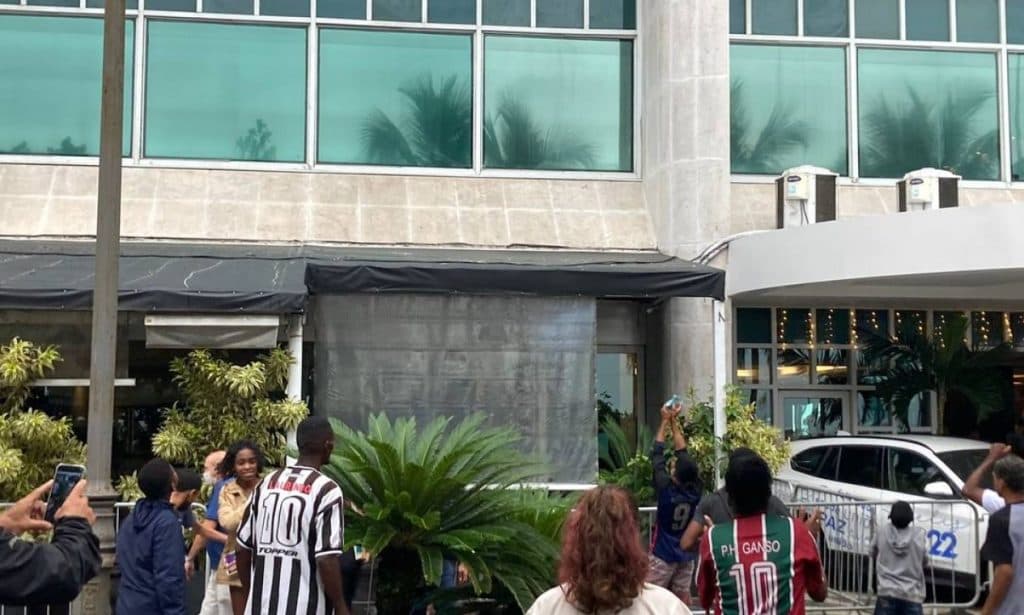 Hóspede joga notas de R$ 50 e R$ 100 da varanda de hotel em Copacabana