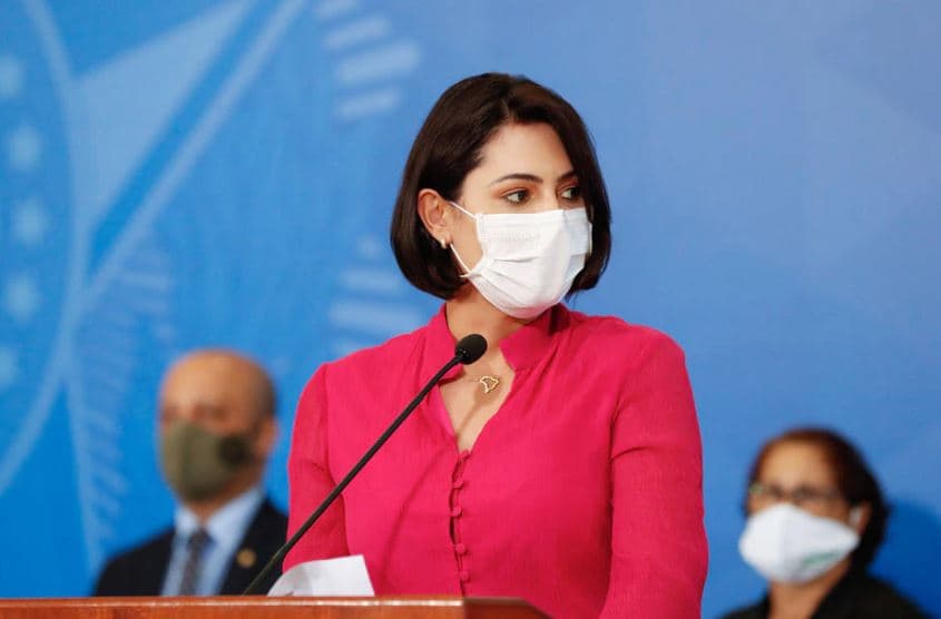 Michelle Bolsonaro reclama de intolerância religiosa após repercussão de vídeo em que fala ‘línguas’