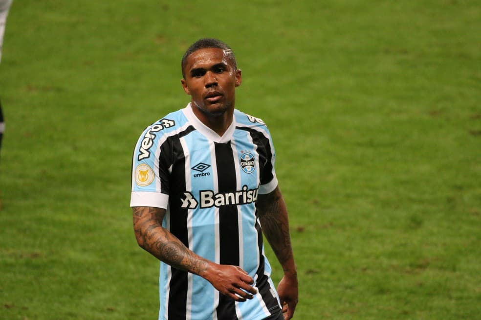 POLÊMICA: Grêmio não libera Douglas Costa para sua própria festa de casamento dois dias antes de decisão