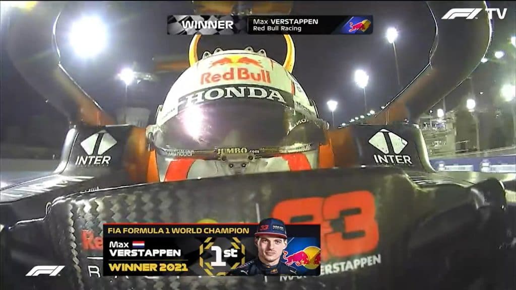 INCRÍVEL: Max Verstappen ultrapassa Lewis Hamilton na última volta e conquista o Mundial de F1