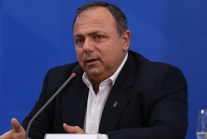 Ex-ministro Eduardo Pazuello sofre acidente de moto e é internado no Rio
