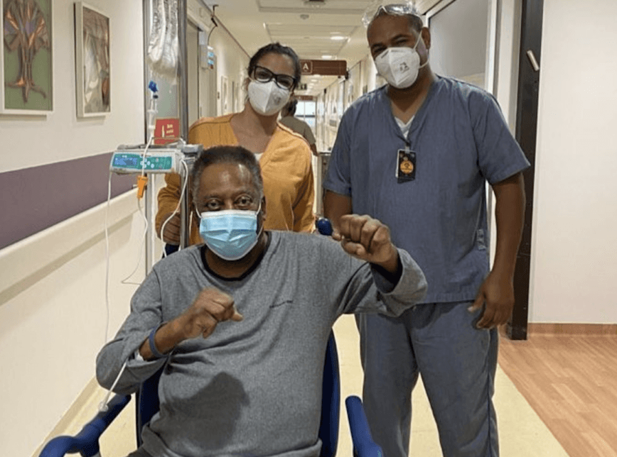 Pelé volta a ser internado em São Paulo para tratar tumor no cólon