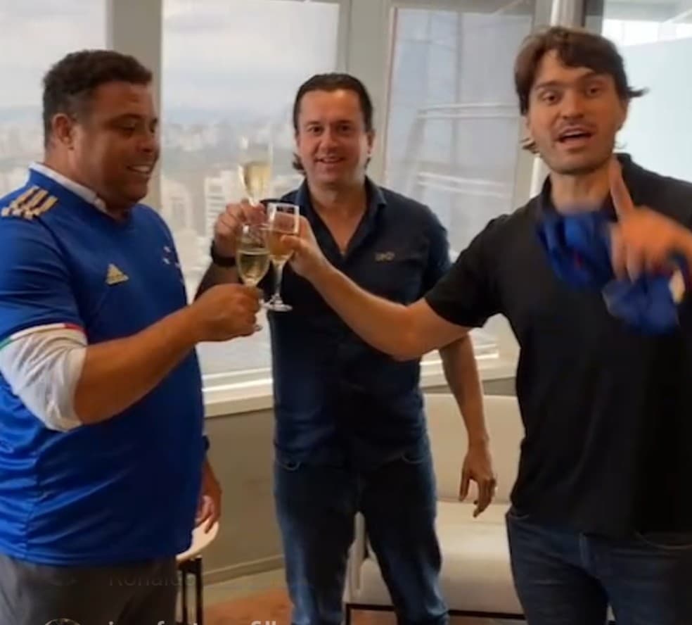 Ronaldo Fenômeno anuncia compra do Cruzeiro