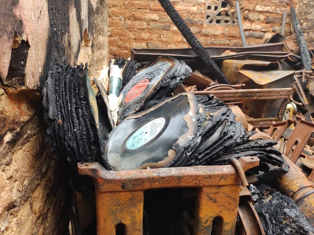 FOTOS: Incêndio atinge depósito com mais de mil discos de vinil no bairro do Alecrim