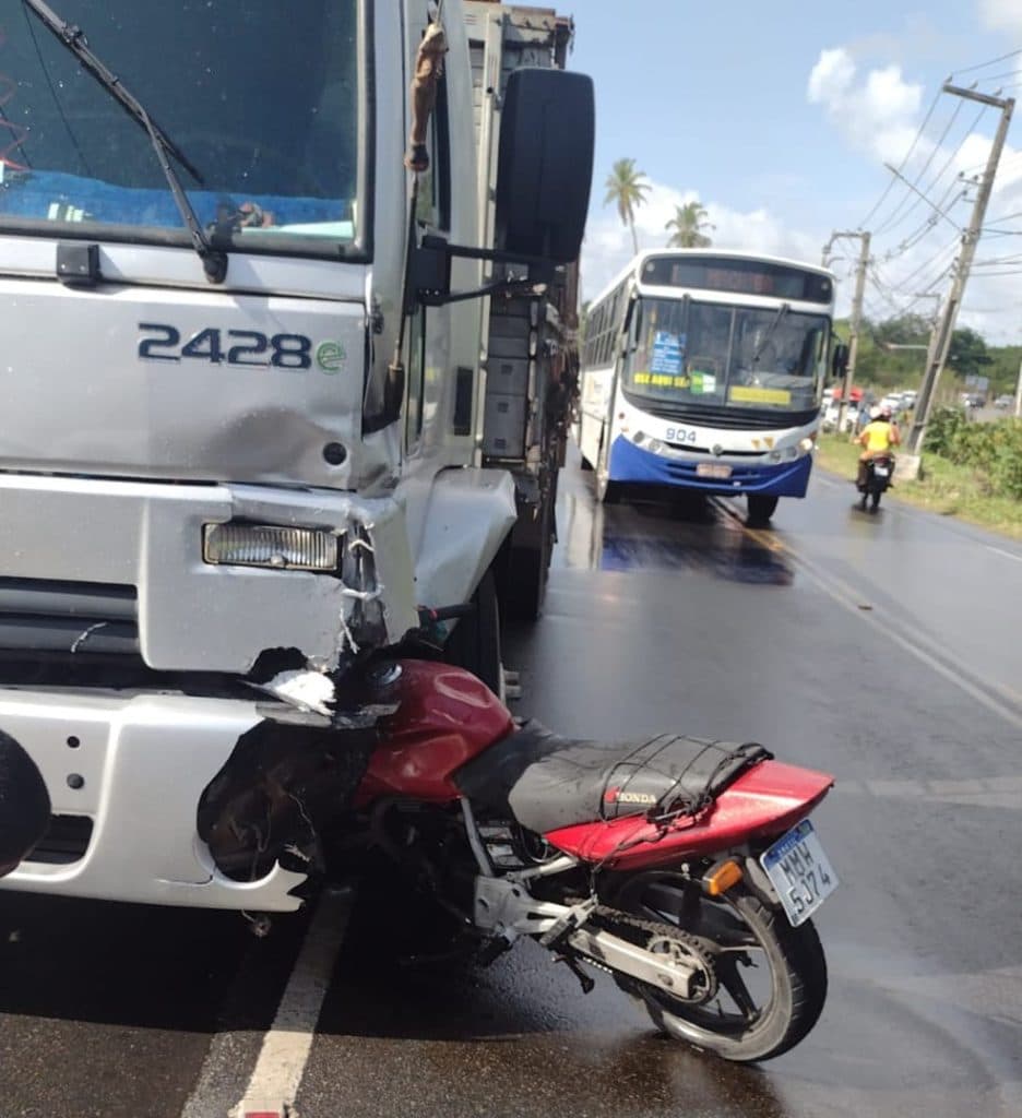 FOTOS: Motociclista morre ao bater de frente com caminhão na Grande Natal