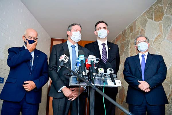Ministros pedem orações para Bolsonaro, que está internado em SP