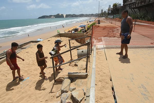 Em plena alta temporada, Orla de Natal acumula problemas na infraestrutura já precária